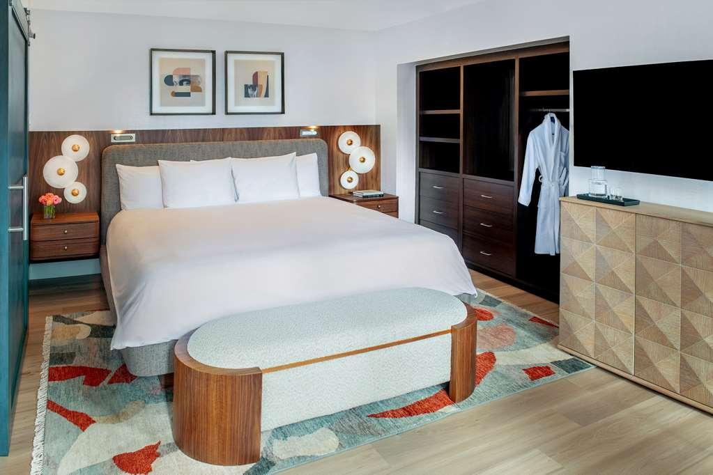 The Fifty Sonesta Hotel New York City Room photo